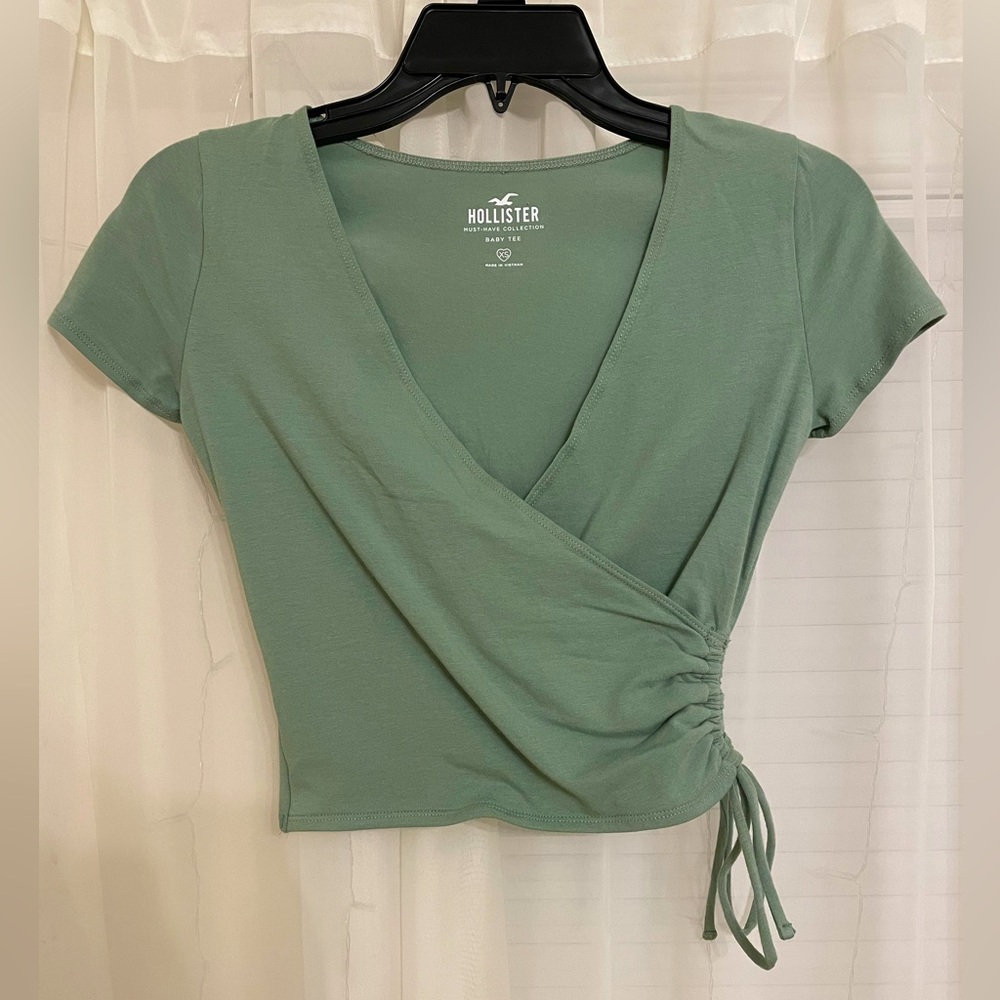 Hollester sage green wrap tie T-shirt. Women’s XS crop top.
